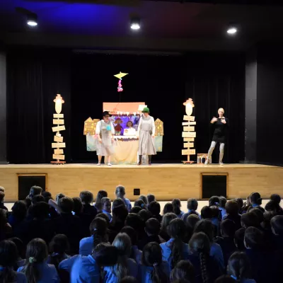 Uczniowie klas wczesnoszkolnych oglądają spektakl o gwarze łódzkiej "Fiksy na fleku" w wykonaniu Fundacji ależ Gustawie! 