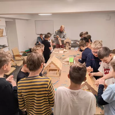 Wizyta uczniów 5b w pasiece Boży Dar, warsztaty techniczne