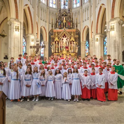 Bielanki i ministranci szkolni przed ołtarzem katedralnym. (fot. Amelia Szymańska)