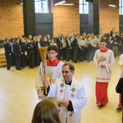 Ks. Dyrektor kropi uczniów wodą święconą (fot. Bartosz Żak)