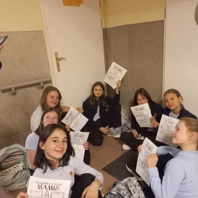 Uczennice pokazują karty pracy dla swoich mam