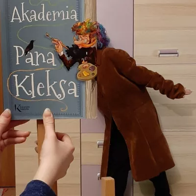 „Sleeveface”, czyli zdjęcie z okładką książki, to zdjęcia przedstawiające osoby z zasłoniętą przez okładkę książki częścią ciała lub zaaranżowanego otoczenia. Wygrana praca uczennicy klasy 1c. 