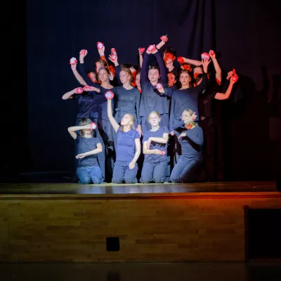 Etiuda w wykonaniu szkolnego teatru Beznazwy podczas akademii z okazji Dnia Niepodległości (fot. Agnieszka Guminiak)