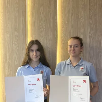 Weronika i Amelia prezentują certyfikaty UŁ.
