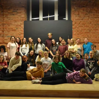 Aktorzy teatru Beznazwy, teatru Wrażliwości oraz grupy teatralnej Szarada II z Rudy Śląskiej w czasie warsztatów w naszej szkole. 