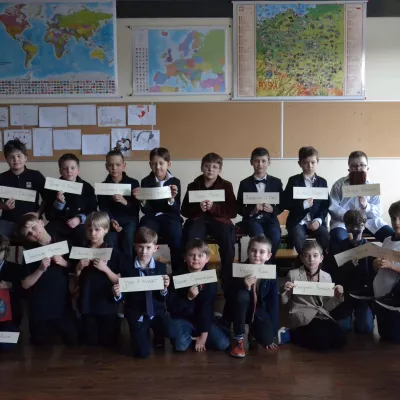 Zdjęcie grupowe uczniów klasy 3b przebranych za wielkich wynalazców. 