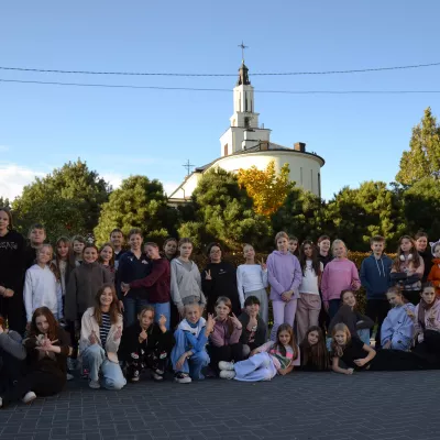 Zdjęcie grupowe teatru Beznazwy na dziedzińcu szkoły salezjańskiej w Sokołowie Podlaskim. 