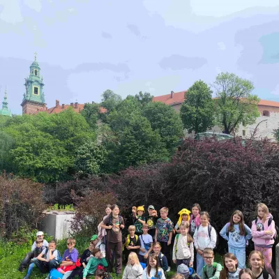 Zdjęcie grupowe klasy 3a i 3b w czasie wycieczki do Krakowa. W tle widać Wawel. 