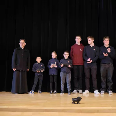 Uczniowie z koła misyjnego oraz laureaci misyjnej loterii z klas wczesnoszkolnych z dyrekcją szkoły. 