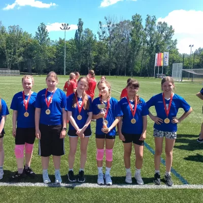 od lewej: Grzesiak Adrianna, Wronka Ida, Adamczyk Natalia, Marek Hania, Błaszczyk Aleksandra, Grochala Zofia, Jaruga Amelia, Stępień Klara