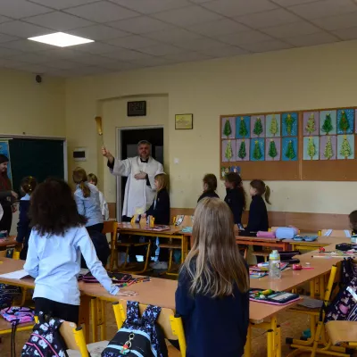 Szkolna kolęda klas wczesnoszkolnych. Błogosławieństwo w klasach.