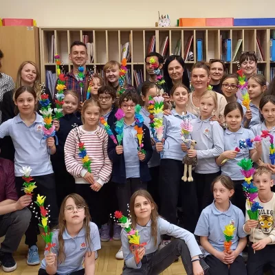 Grupowe zdjęcie dzieci i rodziców 