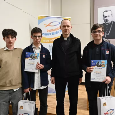 Uczestnicy etapu diecezjalnego z naszego liceum wraz z katechetą. (fot. facebook.com/CivitasChristianaLodz)