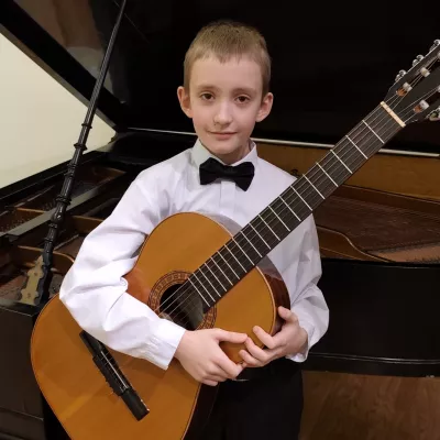 Franciszek Kopytowski z 6b z gitarą. 