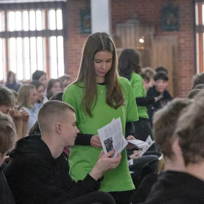 Animatorzy rozdają materiały rekolekcyjne. (fot. Agnieszka Guminiak)