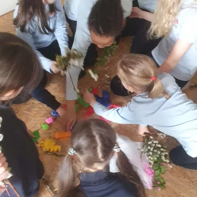 Dziewczyny z klasy 2a SSP podczas warsztatów robienia palm wielkanocnych w czasie zajęć świetlicowych 