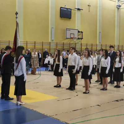 Nowy poczet sztandarowy składa ślubowanie.