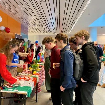 Uczniowie przy stoisku informacyjnym kierunku filologia włoska