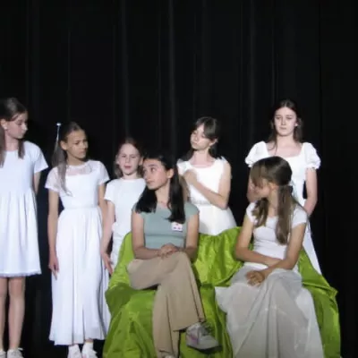 Zdjęcie ze spektaklu "Alicje" w wykonaniu teatru Beznazwy. 