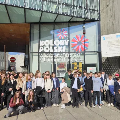 Uczniowie klas szóstych SSP przed budynkiem Filhamornii (fot. A. Manchak)