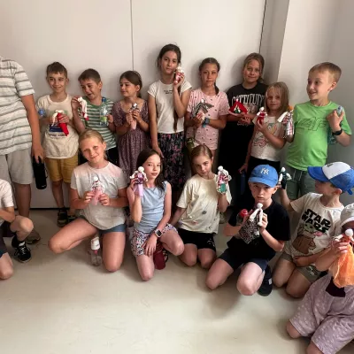 Uczestnicy III turnusu półkolonii SL Salos-Wodna podczas warsztatów w Muzeum Sztuki Współczesnej (foto Natalia Siarka)