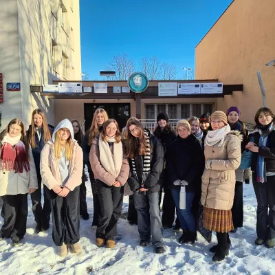 Uczennice 8a przed Zespołem Szkół Gastronomicznych w Łodzi