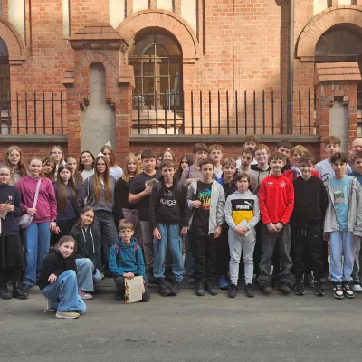 Uczniowie klas szóstych (c i d) przed Muzeum Powstania Warszawskiego 