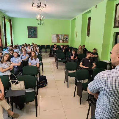 Grupowe ujęcie uczniów - podczas spotkania klas siódmych z zawodami medycznymi