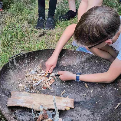 Michał rozpala ogień za pomocą krzesiwa