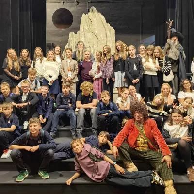 Zdjęcie grupowe uczniów klas szóstych z aktorami teatru Jaracza