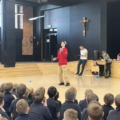 Pokaz cyrkowy uczniów z Różanegostoku