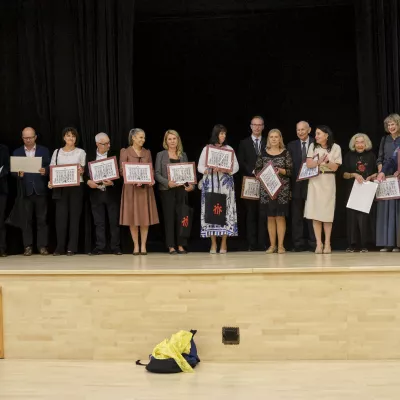 Najdłużej pracujący w szkole nauczyciele i pracownicy wyróżnieni podczas Jubileuszu 35-lecia. (fot. Antoni Szumielewicz)