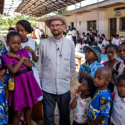 Ks. Marek z dziećmi - Don Bosko - Madagaskar