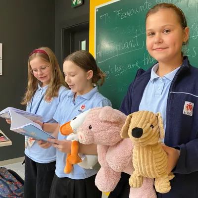 Dziewczynki z klasy 5a SSP prezentują opis swoich ulubionych maskotek. 