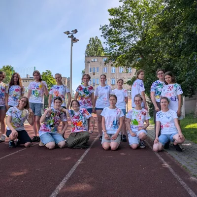 Zdjęcie grupowe klasy 7a w kolorowych koszulkach