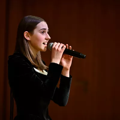 Natalia śpiewa podczas Konkursu Łódzkie Skrzydła