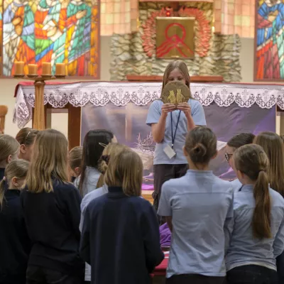 Droga krzyżowa w kościele podczas rekolekcji dla klas 4-6 SSP.