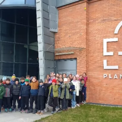 Uczniowie klas 3c i 3d przed łódzkim Planetarium