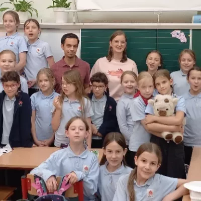 Zdjęcie grupowe przedstawiające uczennice klasy 3c wraz z naszymi gośćmi