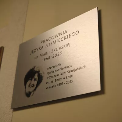 Tablica pamiątkowa poświęcona pani profesor Marii Skurskiej przy pracowni językowej nr 7. (fot. Amelia Szymańska)