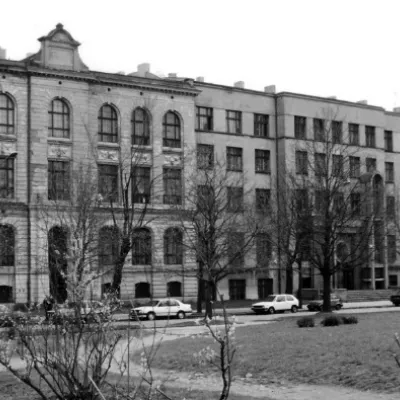 Budynek szkoły oraz całego kompleksu dzieł salezjańskich od ul. Wodnej, 1991 r. (fot. ks. Stanisław Hajkowski)