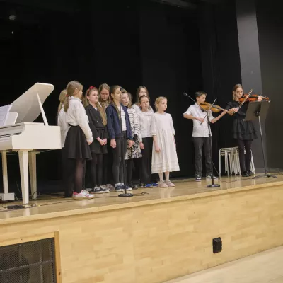 Schola szkoły podstawowej gra i śpiewa kolędy.