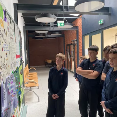 Uczniowie prezentują przygotowane plakaty o nauce języka angielskiego