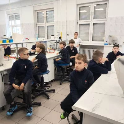 Uczniowie klasy 3b w czasie udziału w warsztatach „Jogurt ekologiczny – zdrowy domowy nabiał” na Politechnice Łódzkiej. 