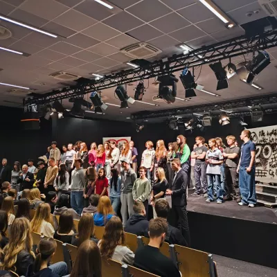 Zdjęcie z ukłonów po spektaklu "Sekret" w sali Expo. 