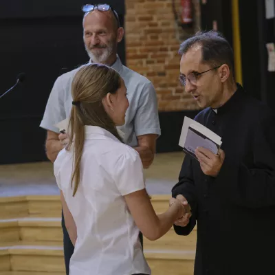 Dyrektor szkoły wręcza nagrody wyróżnionym uczniom. (fot. Antonii Szumielewicz)