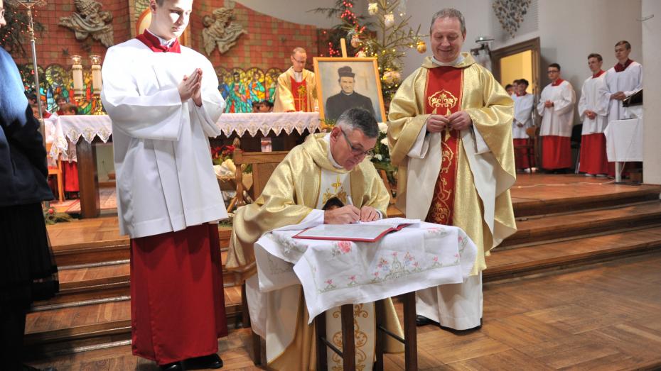 Święto Patrona szkoły 2020: podpisanie Statutu Liturgicznej Służby Ołtarza (fot. Piotr Drzewiecki).