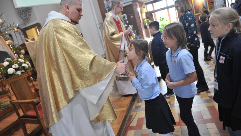 Święto Patrona szkoły 2020: ucałowanie relikwii św. Jana Bosko (fot. Piotr Drzewiecki).