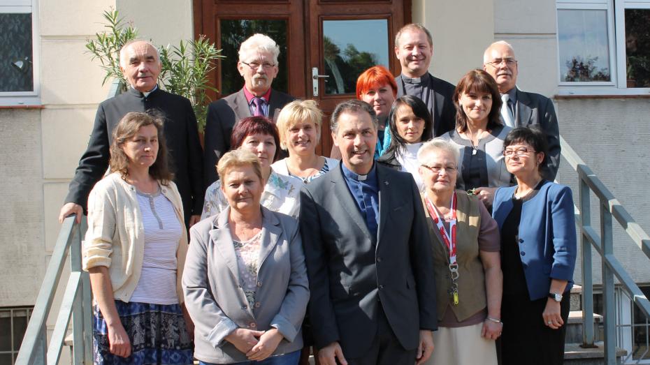 Ks. Tadeusz Bazylczuk (górny rząd z lewej) i inni pracownicy szkoły z generałem Salezjanów ks. Artime w 2014 r.