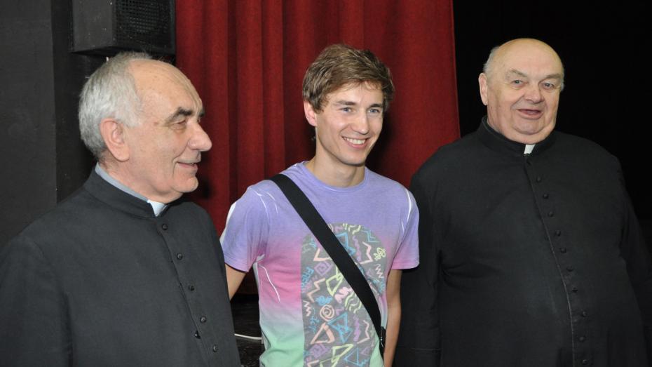 Ks. Tadeusz Bazylczuk (z lewej) z Kamilem Stochem, który odwiedził naszą szkołę w 2013 r.